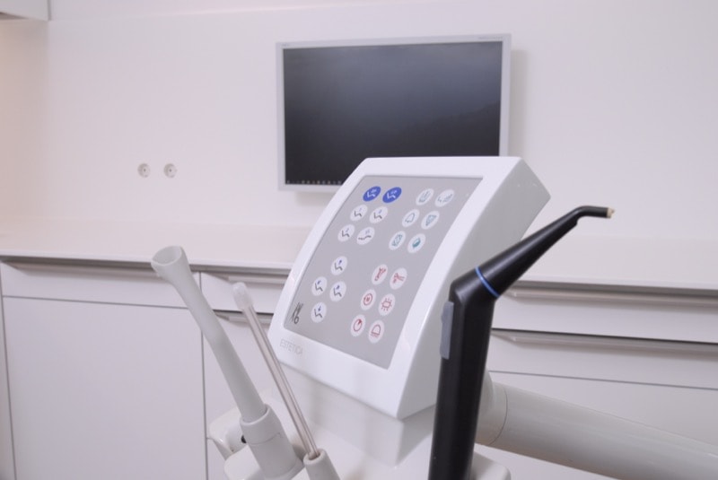 Moderne Ausrüstung für Zahnbehandlung beim Zahnarzt München Sinseder